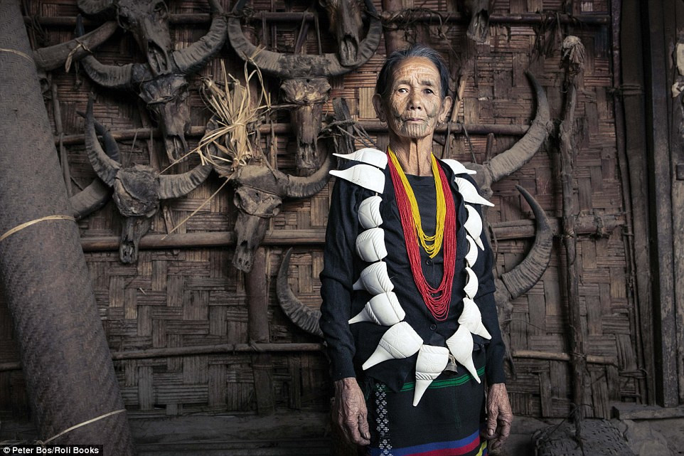 Với mỗi lần đi săn đầu người và mang đầu của kẻ thù về nhà, các chiến binh sẽ được thưởng bằng một hình xăm trên mặt hoặc ngực.