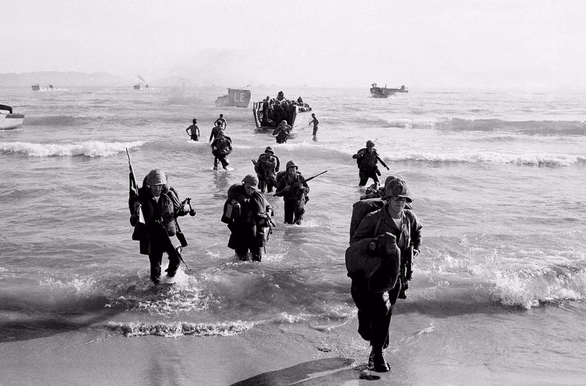 Thủy quân lục chiến Mỹ đổ bộ lên bãi biển ở Đà Nẵng ngày 10/4/1965. Đây là một trong những bức ảnh kinh điển ghi dấu những khoảnh khắc khó quên về chiến tranh Việt Nam giai đoạn năm 1965 - 1967.