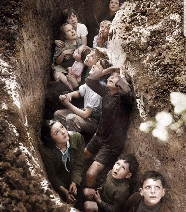 Trẻ em Anh trú ẩn tại một đường hào khi phát xít Đức không kích thủ đô London. Bức ảnh đặc biệt này được chụp vào ngày 3/9/1940.