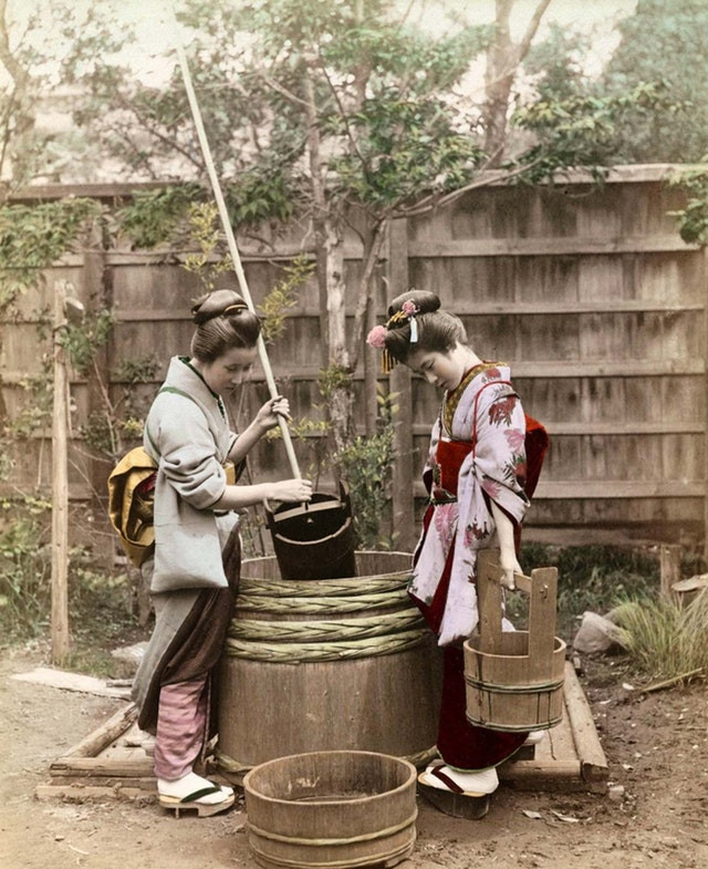 Phụ nữ Nhật Bản thời xưa khoác trên người trang phục kimono truyền thống làm công việc nội trợ.