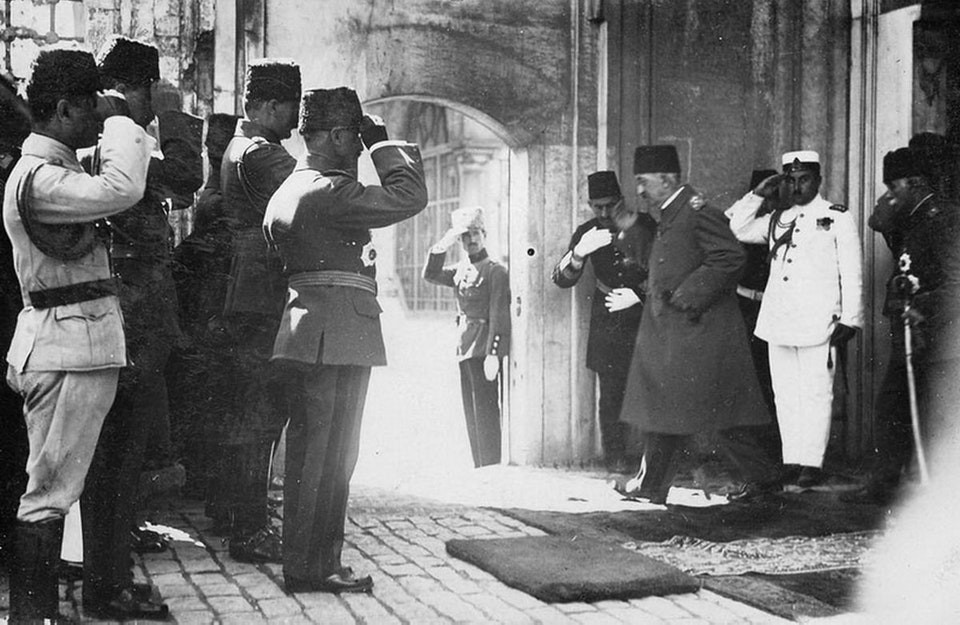 Đây là Sultan cuối cùng của Đế quốc Ottoman Mehmed VI. Ảnh chụp Sultan Mehmed VI rời khỏi cung điện Dolmabahçe ngày 17/11/1922.