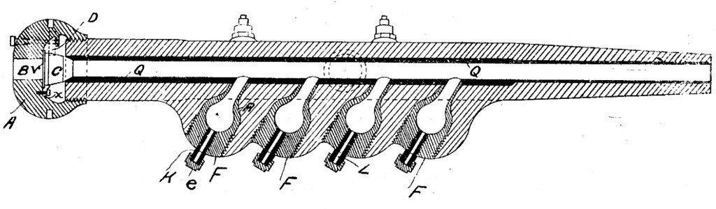 Đặc biệt, một đoạn của nòng pháo V-3 được thiết kế với các ống ngang được đặt chếch góc 45 độ. Điều này tạo ra lực đẩy hỗ trợ lớn nhất cho quả đạn pháo bay ra khỏi nòng với gia tốc lớn nhất.