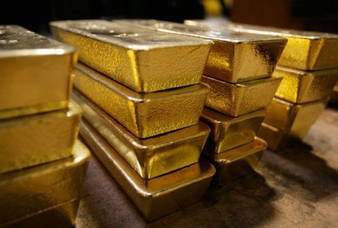 Để đưa vàng vào nước Mỹ, triệu phú Trabuco và những người bạn quyết định nung chảy những đồng tiền vàng, trang sức vàng và chế tác thành vàng thỏi.