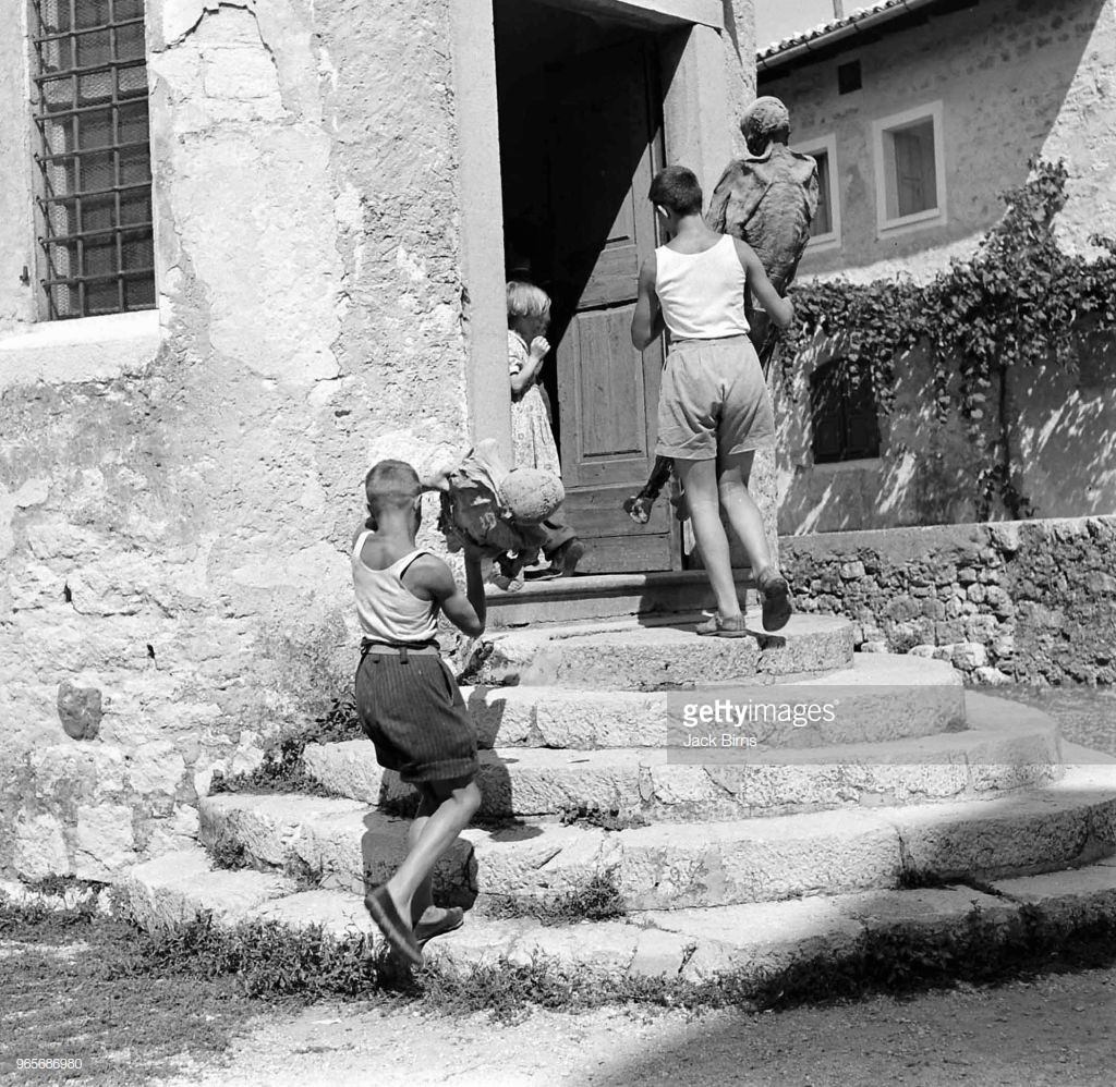 Học giả F. Savorgnan de Brazza có bài viết đáng chú ý về việc ướp xác tự nhiên được xuất bản năm 1906. Theo ông Brazza, ướp xác tự nhiên có thể được thực hiện mà không cần đến phản ứng hóa học. Thay vào đó, ướp xác tự nhiên có thể diễn ra nhờ quá trình sinh học.