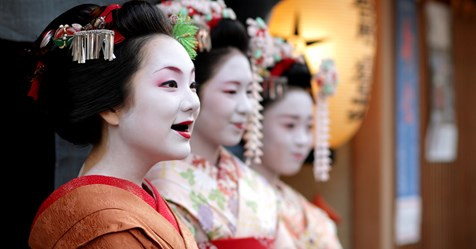 Không chỉ phụ nữ chưa chồng, những người đã lập gia đình cũng thực hiện việc nhuộm răng đen.