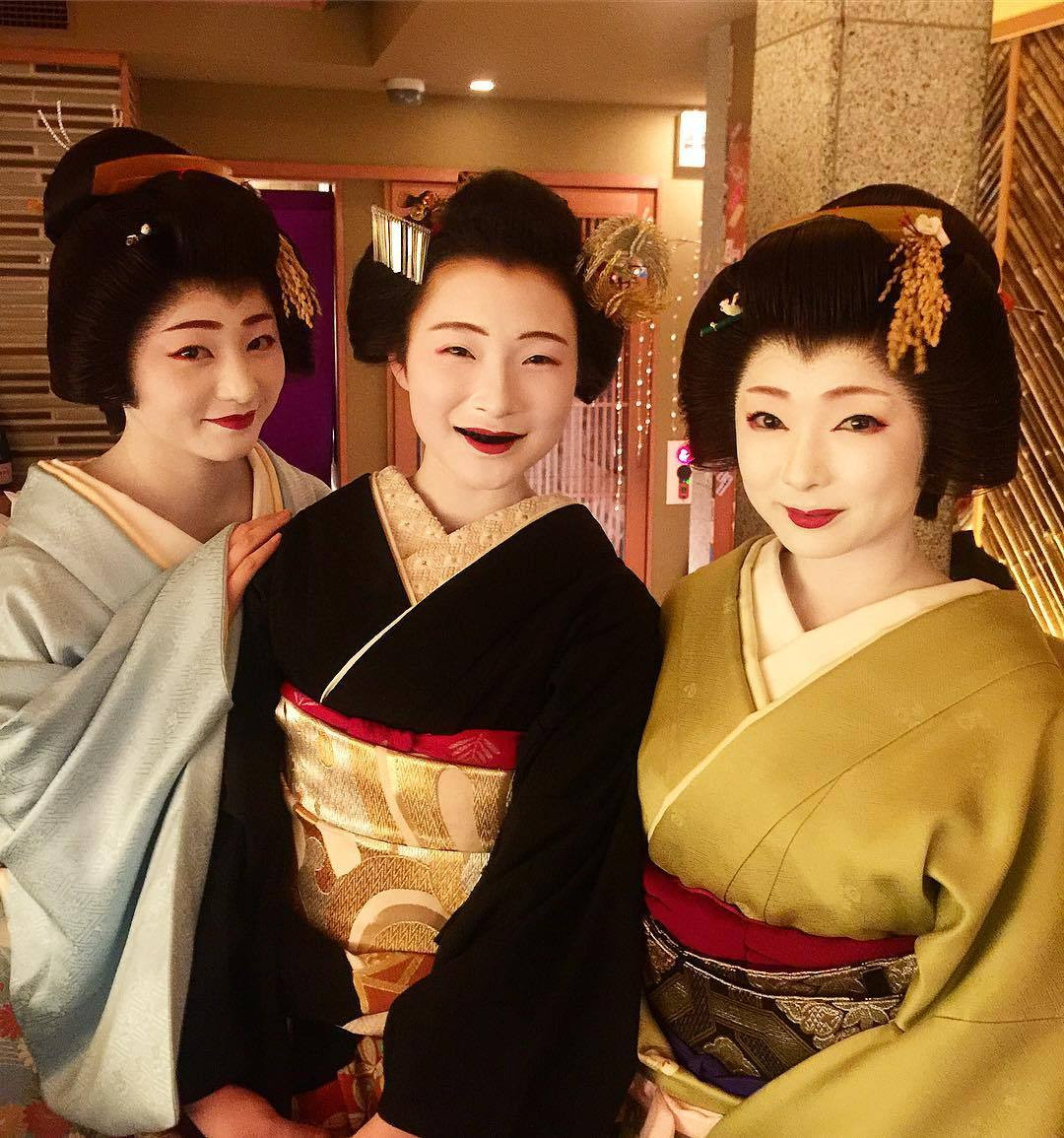 Để nhuộm răng đen, người Nhật Bản thời xưa sử dụng bột sắt ngâm trong trà hoặc rượu sake. Khi sắt bị oxi hóa, phần chất lỏng sẽ chuyển thành màu đen.