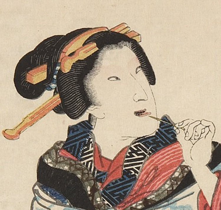 Kế đến, phụ nữ sẽ uống hỗn hợp trên và hàm răng sẽ dần chuyển sang màu đen. Việc làm này được phụ nữ thực hiện hàng ngày hoặc vài ngày một lần để giữ màu nhuộm cho răng.