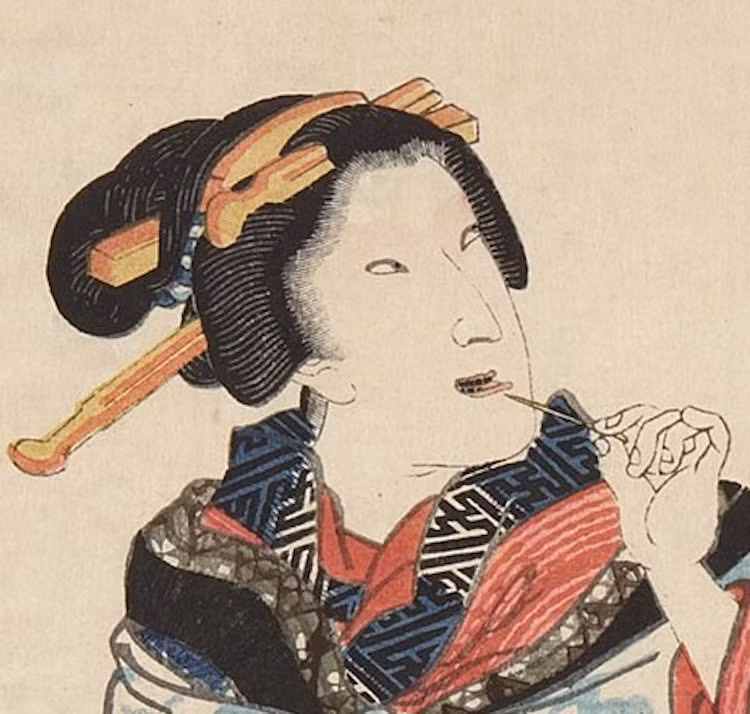 Kế đến, phụ nữ sẽ uống hỗn hợp trên và hàm răng sẽ dần chuyển sang màu đen. Việc làm này được phụ nữ thực hiện hàng ngày hoặc vài ngày một lần để giữ màu nhuộm cho răng.