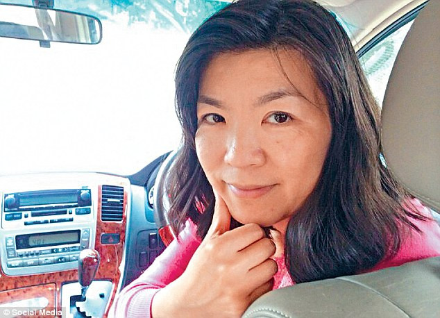 Vào ngày 22/5/2015, một người dân đi tập thể dục phát hiện 2 thi thể trong xe đỗ tại trạm xe buýt tại khu Ma On Shan, Hong Kong. Trong ảnh là vợ của Khaw Kim-sun.