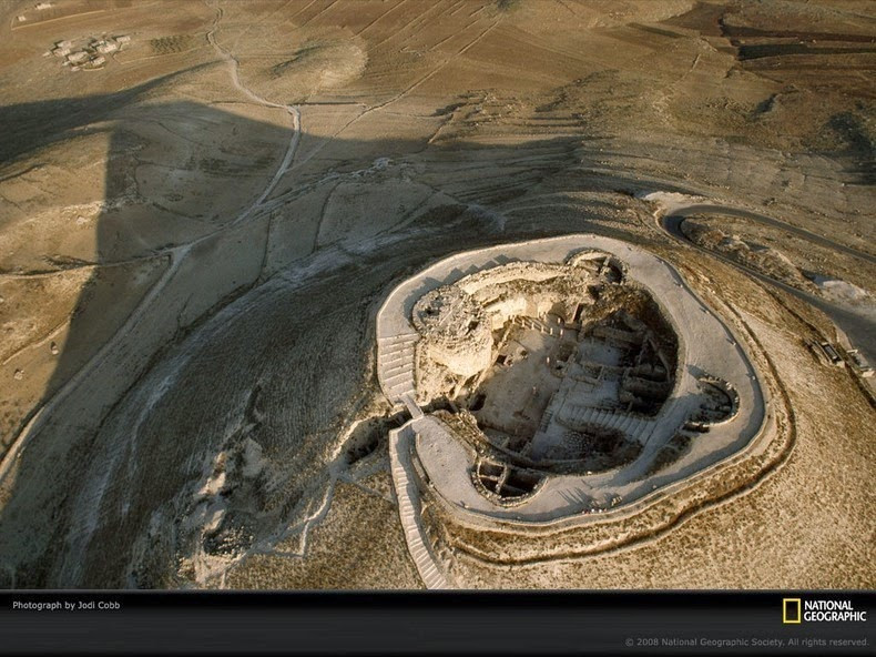 Bên trong pháo đài, Herod Đại đế cho xây dựng một cung điện rộng lớn và lộng lẫy.