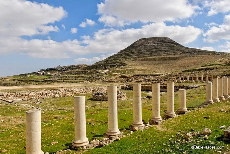 Herod Đại đế sai người đổ đất cao xung quanh bức tường của pháo đài khiến công trình này có hình nón.