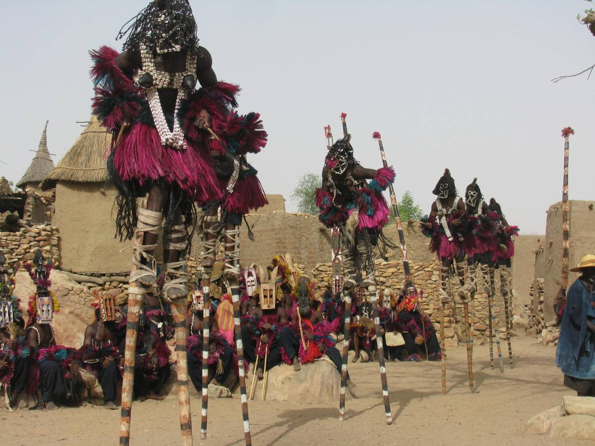 Tuy nhiên, bộ tộc Dogon đã biết đến sao Thiên Lang hay còn gọi là Sigi Tolo từ rất sớm. Người Dogon cho hay có một ngôi sao khác tên Po Tolo quay xung quanh Thiên Lang trong chu kỳ 50 năm.