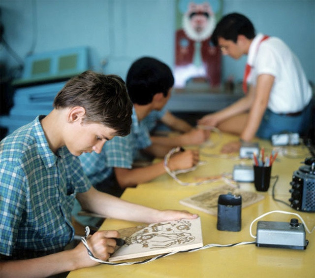 Một số em học sinh khéo tay tham gia hoạt động sáng tạo các tác phẩm nghệ thuật trên gỗ.