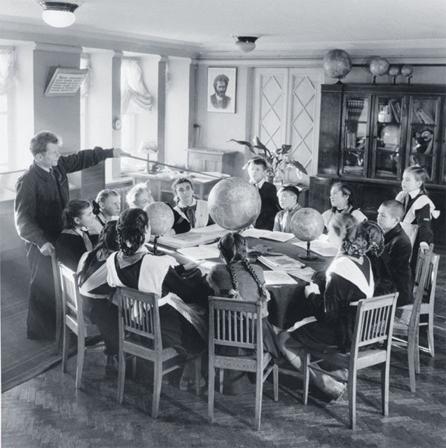 Các em học sinh say mê tìm hiểu kiến thức địa lý về các nước và vùng lãnh thổ trên thế giới.