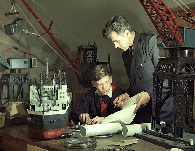 Đối với mô hình tàu thuyền phức tạp, học sinh nhận được sự hướng dẫn, giúp đỡ của thầy cô giáo.