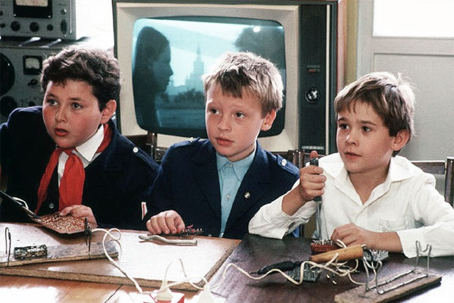 Nhiều học sinh nam tham gia hoạt động học tập và tìm hiểu về điện và radio.