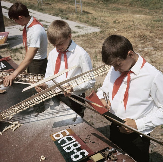 Một nhó học sinh Liên Xô tham gia hoạt động làm mô hình máy bay.