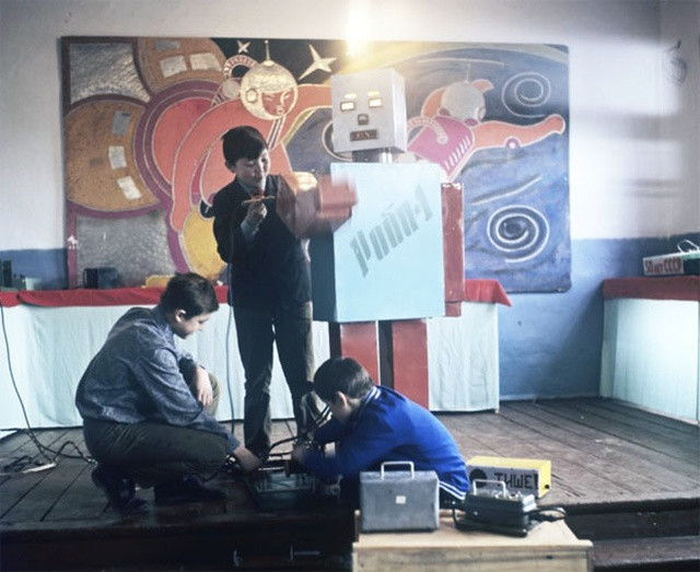 Nhóm học sinh chế tạo robot có kích thước khá lớn.