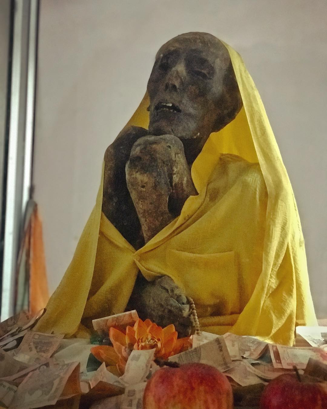 Hiện xác ướp thiền sư Tenzin được đặt trong một ngôi chùa ở Gue, Ấn Độ.