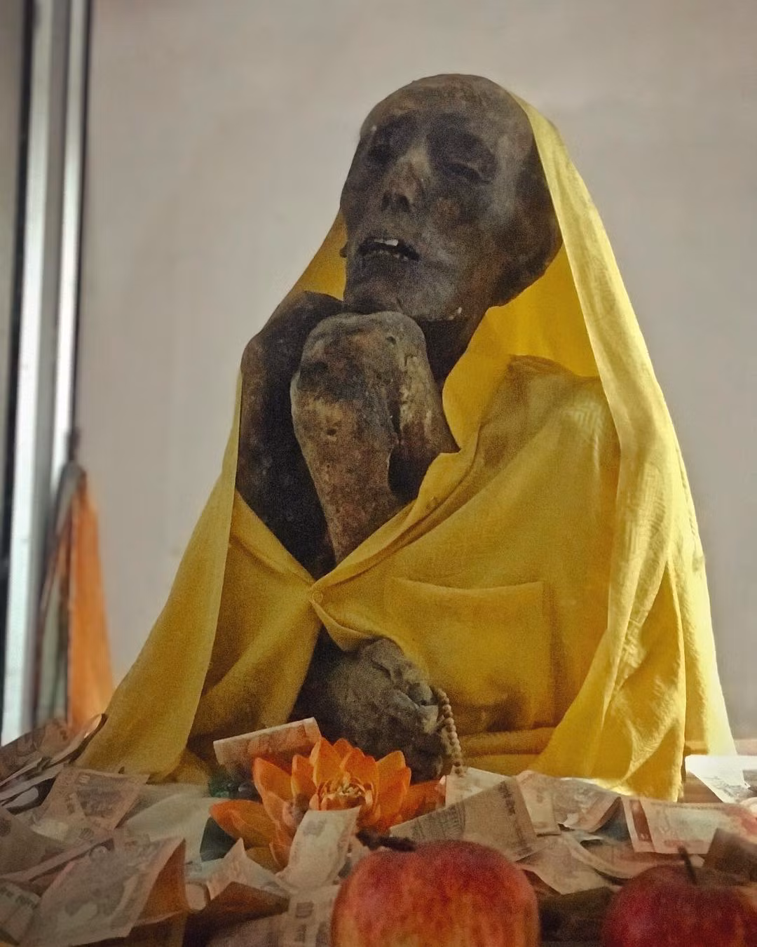 Hiện xác ướp thiền sư Tenzin được đặt trong một ngôi chùa ở Gue, Ấn Độ.