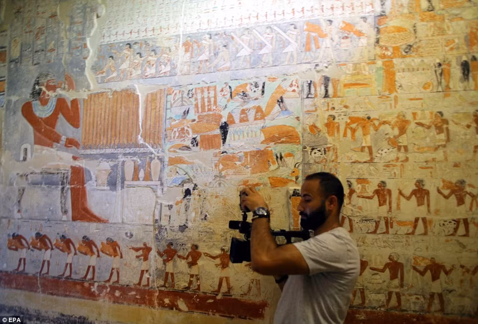 Những bức tranh màu khắc lên tường lăng mộ mô tả chủ ngôi mộ thực hiện các hoạt động như săn bắn trong rừng, câu cá...