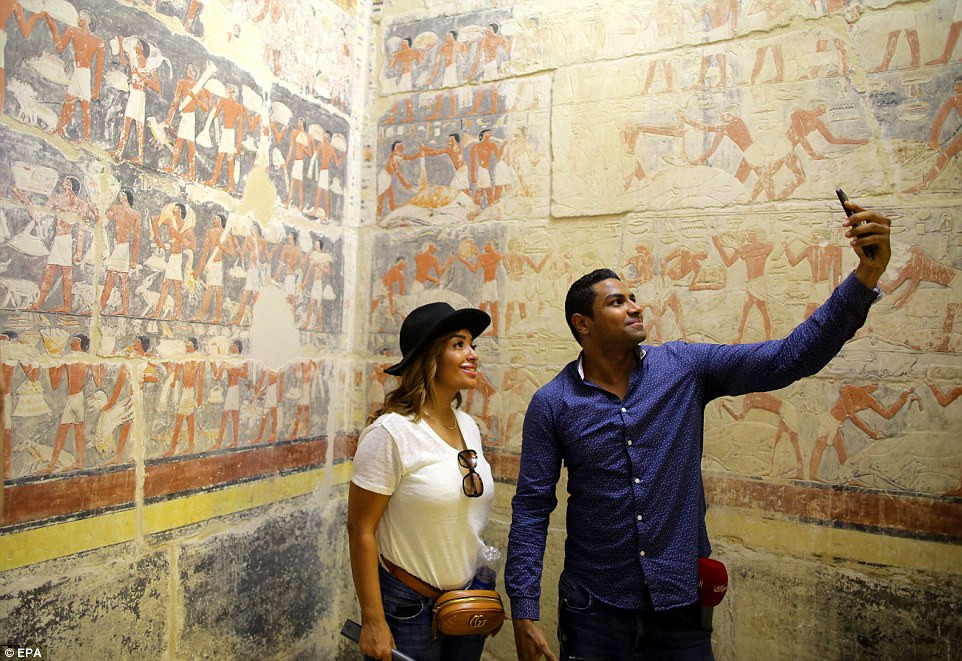 Trong buồng chôn cất của Mehu, du khách sẽ nhìn thấy một cái quan tài bằng đá.