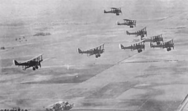 Sự thật gây bất ngờ là khi Chiến tranh thế giới 1 mới nổ ra, Mỹ chỉ có 18 phi công và 5 - 12 máy bay.