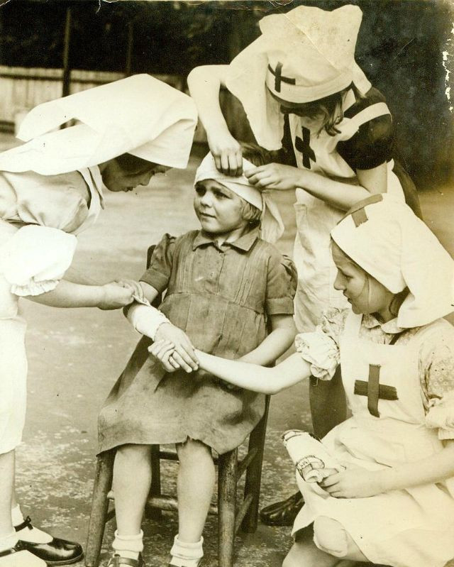 Ba nữ y tá chăm sóc, điều trị vết thương ở tay và đầu cho một bé gái. Mời độc giả xem video: Hitler còn sống sau Chiến tranh thế giới 2? (nguồn: VTC14)