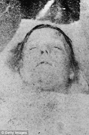 Theo các tài liệu lịch sử, từ tháng 9 - 11/1888, Jack đồ tể đã giết 11 người. Trong số này có 5 phụ nữ ở Whitechapel, phía đông London, Anh. 5 nữ nạn nhân được xác định gồm: Mary Ann Nichols, Annie Chapman, Elizabeth Stride, Catherine Eddowes và Mary Jane Kelly.