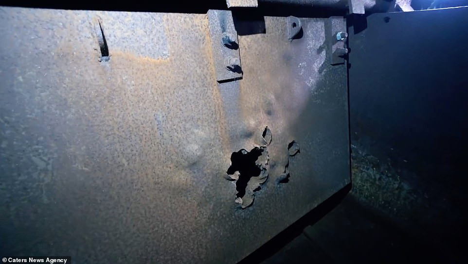 Bên trong hầm ngầm, ông Tepper phát hiện nhiều vết đạn trên các tấm kim loại dày.