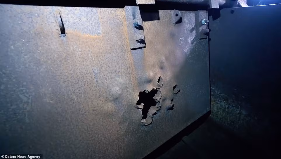 Bên trong hầm ngầm, ông Tepper phát hiện nhiều vết đạn trên các tấm kim loại dày.