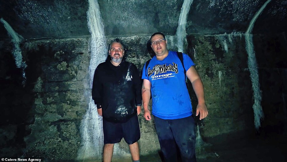 Ông Tepper và người đồng sự chụp ảnh bên trong hầm ngầm mới phát hiện ở Đức.