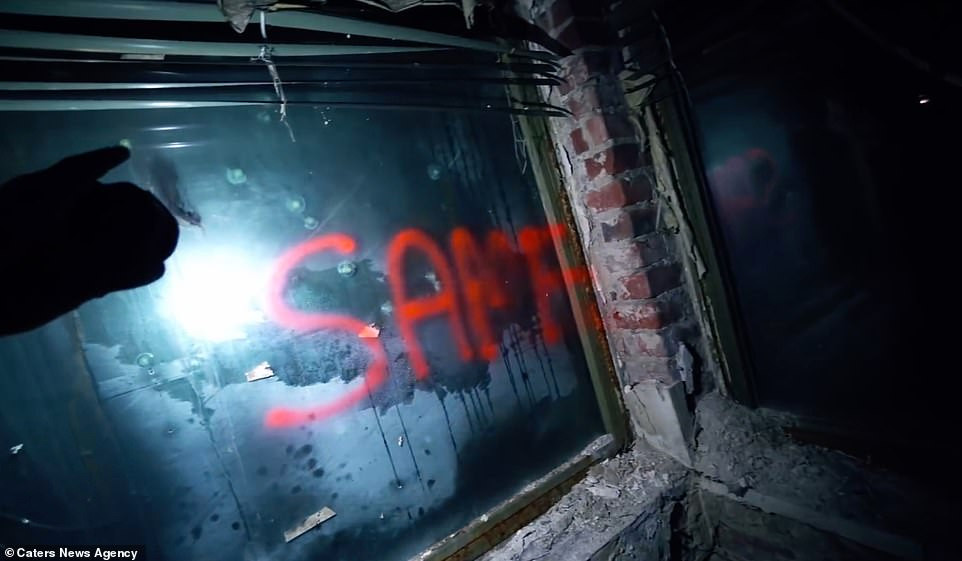 Không gian tối tăm, u ám bên trong hầm ngầm.