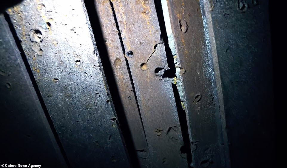 Mọi vật dụng bên trong hầm ngầm đều lộ rõ dấu vết của thời gian.