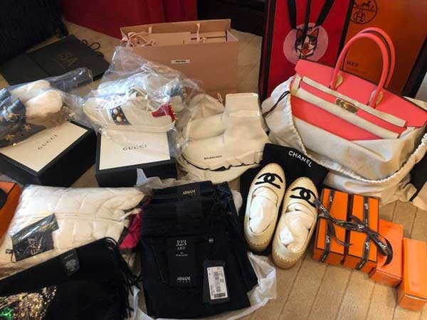 Mai Phuong Thuy bat mi thoi quen mua hang hieu khong can nhin gia-Hinh-2