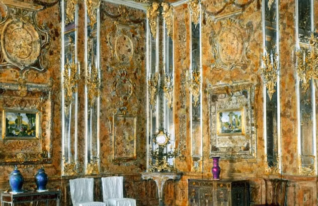 Vua Friedrich Wilhelm I tặng căn phòng hổ phách giá trị cho Sa hoàng Nga Pier đại đế khi ông hoàng này có chuyến thăm Phổ năm 1716. Bảo vật giá trị này từng được đặt ở cung điện Charlottenburg, cung điện Catherine (nay thuộc thành phố Puskin, ngoại ô Saint Petersburg)...