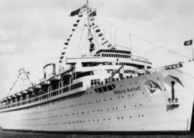 Một số giả thuyết được đưa ra để lý giải số phận căn phòng hổ phách. Trong đó, nổi tiếng là giả thuyết căn phòng hổ phách bị Đức quốc xã chiếm được và đưa lên tàu Wilhelm Gustloff.