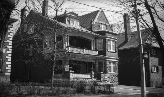 Trong khi đó, người mua đề nghị chọn ngày 15/12 cho giao dịch mua bán chuỗi rạp hát của ông Small. Đến cuối cùng, vào ngày 2/12/1919, giao dịch mua bán giữa hai bên hoàn tất. Nhiều người không khỏi bất ngờ về việc bán tài sản diễn ra vội vã của ông Small.