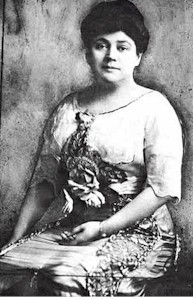 Ông trùm rạp hát Small có một người vợ giàu có tên Theresa Small. Vợ của ông được thừa kế một nhà máy bia từ người cha.