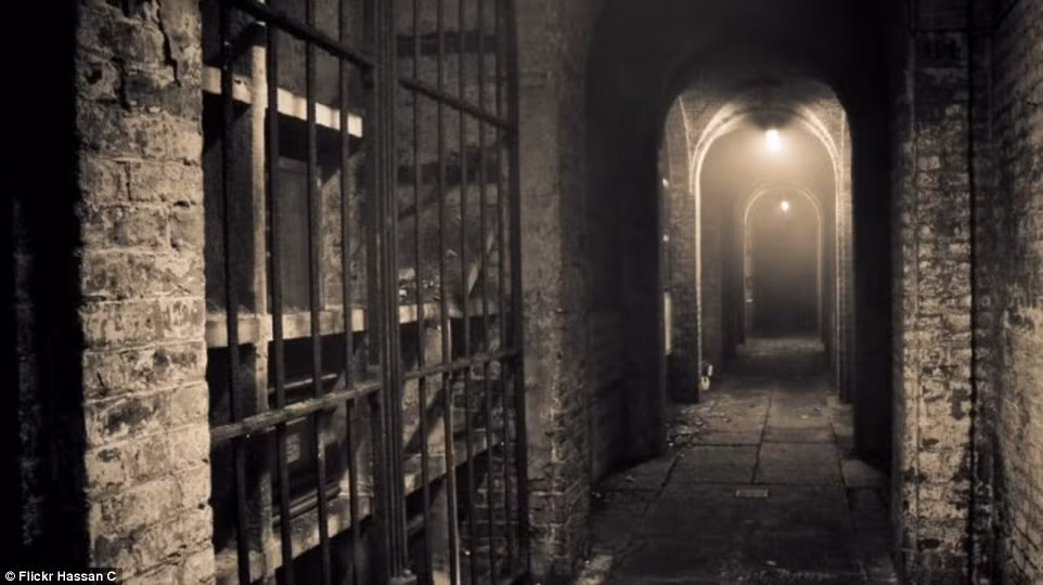 Cụ thể, bên dưới nghĩa trang Kensal Green có rất nhiều lối đi nằm sâu dưới lòng đất dẫn vào các hầm mộ.