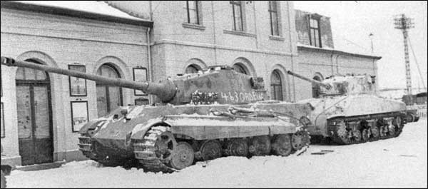 Tiger II được biên chế vào trong quân đội Đức quốc xã từ năm 1944. Kể từ đó, nó được sử dụng ở 2 mặt trận Đông và Tây, chủ yếu là ở mặt trận phía Đông.
