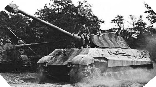 Xe tăng Tiger II bắt đầu được sản xuất hàng loạt tại nhà máy Henschel Kassen tháng 12/1943 cho đến khi kết thúc chiến tranh.