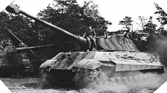 Xe tăng Tiger II bắt đầu được sản xuất hàng loạt tại nhà máy Henschel Kassen tháng 12/1943 cho đến khi kết thúc chiến tranh.