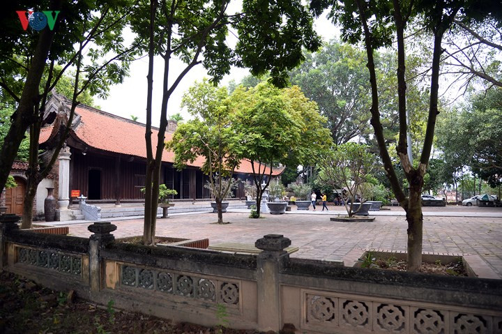 Tương truyền chùa Vĩnh Nghiêm được khởi dựng vào thời Lý (thế kỷ XI), được tôn tạo và trở lên nổi tiếng vào thế kỷ XIII gắn liền với sự ra đời và phát triển mạnh mẽ của Thiền phái Trúc Lâm Yên Tử.