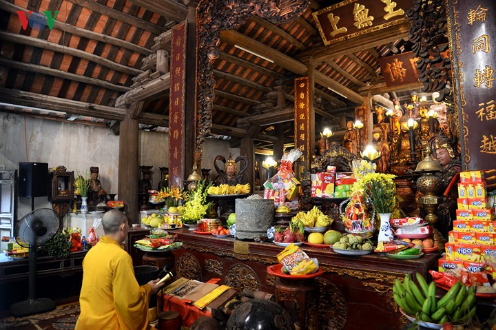 Tam bảo chùa Vĩnh Nghiêm đã trải qua 14 đại trùng tu năm gần nhất là năm 2006, nhưng cơ bản vẫn bảo lưu được kiến trúc thời Lê-Nguyễn. Tam bảo như một bảo tàng nghệ thuật chạm khắc trên cấu kiện, mang đậm phong cách nghệ thuật đan xen giữa thời Lê Trung Hưng và thời Nguyễn.