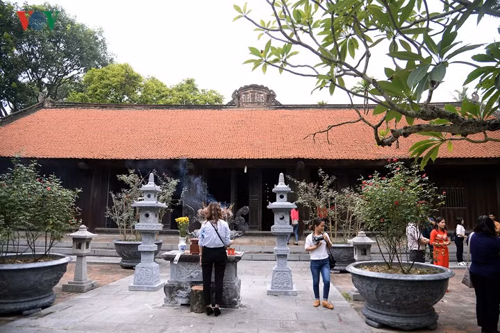  Chùa Vĩnh Nghiêm tọa lạc ở làng Đức La xã Trí Yên huyện Yên Dũng tỉnh Bắc Giang, Việt Nam, còn được gọi là chùa Đức La, là một trung tâm Phật giáo, nơi đào tạo tăng đồ cho cả nước, nơi phát tích Tam Tổ phái Thiền Trúc Lâm của Phật giáo Việt Nam, một viên ngọc sáng trong các chùa cổ Việt Nam.