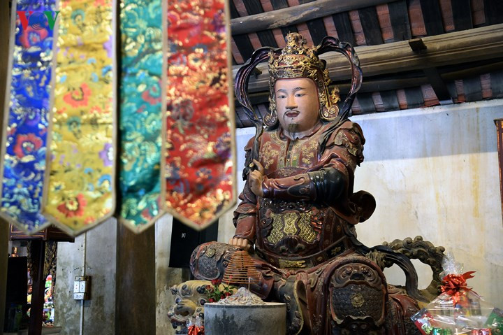 Kỹ thuật tạc và chạm ở các bệ, tượng thờ đều thể hiện phong cách nghệ thuật tượng thời Lê Trung Hưng (thế kỷ XVII-XVIII) và thời Nguyễn (thế kỷ XIX).