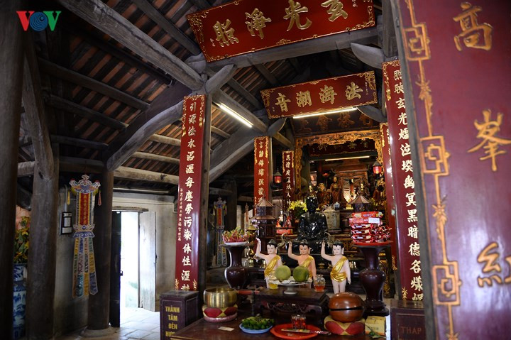 Nhà Tổ đệ nhất thờ Tổ Hương Vân Trần Nhân Tông. Trong toà Tổ đệ nhất hiện nay có một tượng hậu đặt ở phía ngoài, 2 gian bên. Ba tổ Trúc Lâm đặt ở hậu cung, trên có tấm hoành phi "Trúc Lâm hội Thượng".