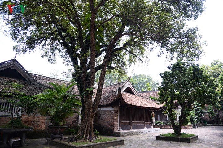 Chùa Vĩnh Nghiêm có quy mô lớn, nằm trên mảnh đất khoảng 1 ha, bao quanh khuôn viên là luỹ tre dày đặc. Chùa được kiến trúc trên một trục, hướng đông nam gồm 4 khối: Toà Thiên đường, toà Thượng điện, nhà Tổ đệ nhất, gác chuông, nhà tổ đệ nhị và một số công trình khác.