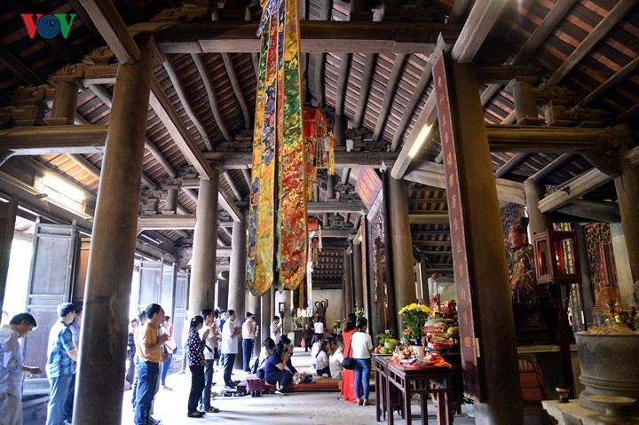 Giá trị độc đáo về mặt kiến trúc ở tòa Tam bảo thể hiện ở nội dung: Tam bảo vẫn bảo lưu được nền nhà bằng đất nện.